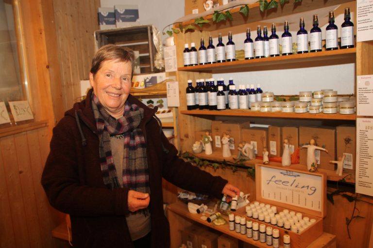 Edith Heinrich berät über Naturprodukte zum Wohlfühlen und zur Körperpflege.