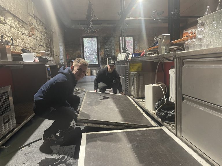 Johannes und Steven bereiten die Bar für das Opening vor.