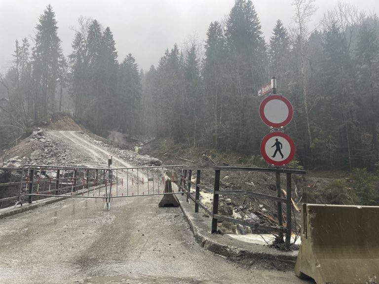 Die ursprüngliche Brücke ist weiterhin gesperrt.