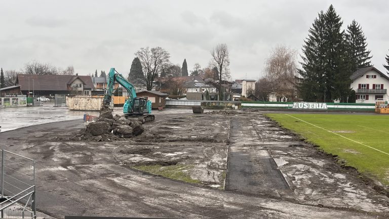 Großprojekt Nummer zwei ist das Reichshofstadion. Auch dort laufen bereits die ersten Bauarbeiten. <span class="copyright">VN/Stiplovsek</span>