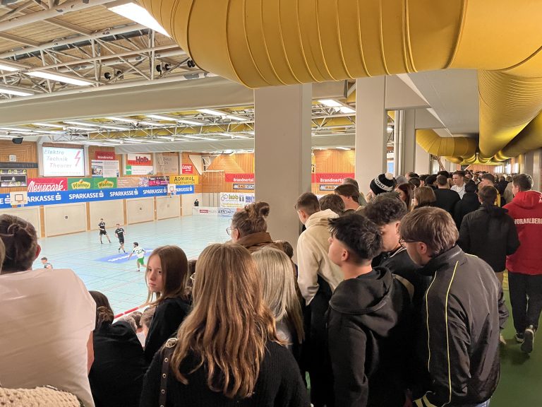 Die Zuschauertribünen sind gut gefüllt. <span class="copyright">VN/Plesch</span>