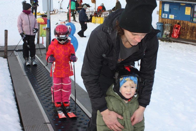 Frühe Saisoneröffnung in Furx: Skibegeisterte genießen erste Abfahrten am Zwergberg.