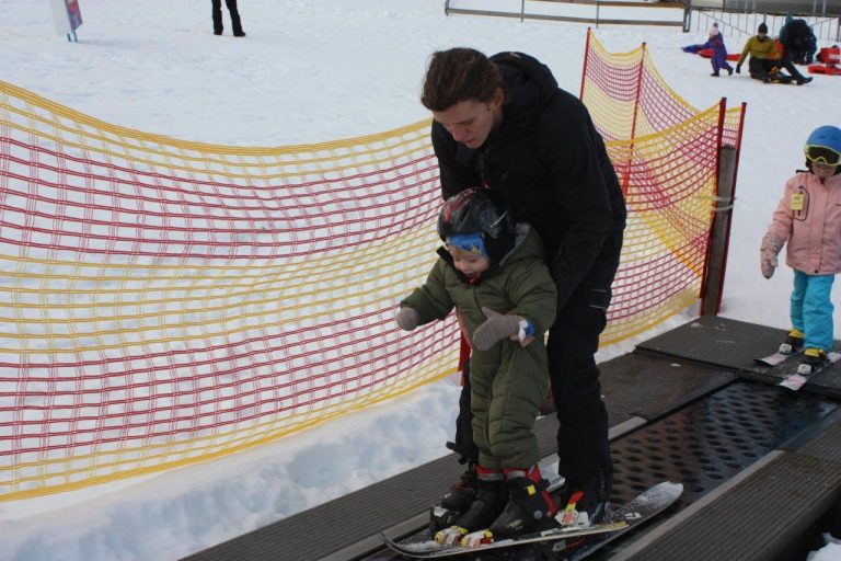 Auf dem Zauberteppich erleben die Kinder ein zauberhaftes Winterwunderland.