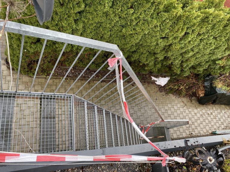 Die nicht genehmigte Treppe ist derzeit gesperrt. An ihrer Sicherheit zweifelt die Seniorin jedoch nicht.<span class="copyright"> VN/Rauch</span>