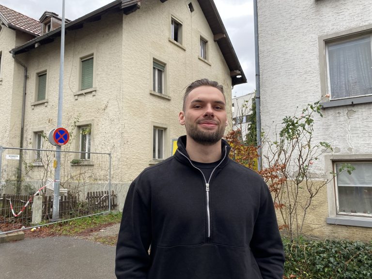 Stefan Reif vor dem Brandobjekt, zehn Monate nach dem Einsatz.<span class="copyright"> VN/Rauch</span>