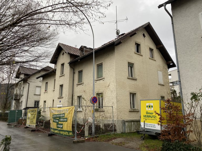 Am oberen linken Fenster stand der Bewohner, die Baggerschaufel war sein Ausweg aus dem brennenden Haus.<span class="copyright"> VN/Rauch</span>
