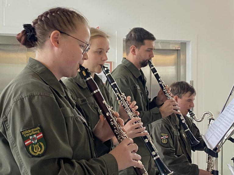 Die Militärmusik Vorarlberg sorgt für weihnachtliche Klänge. <span class="copyright">VN/Rauch</span>