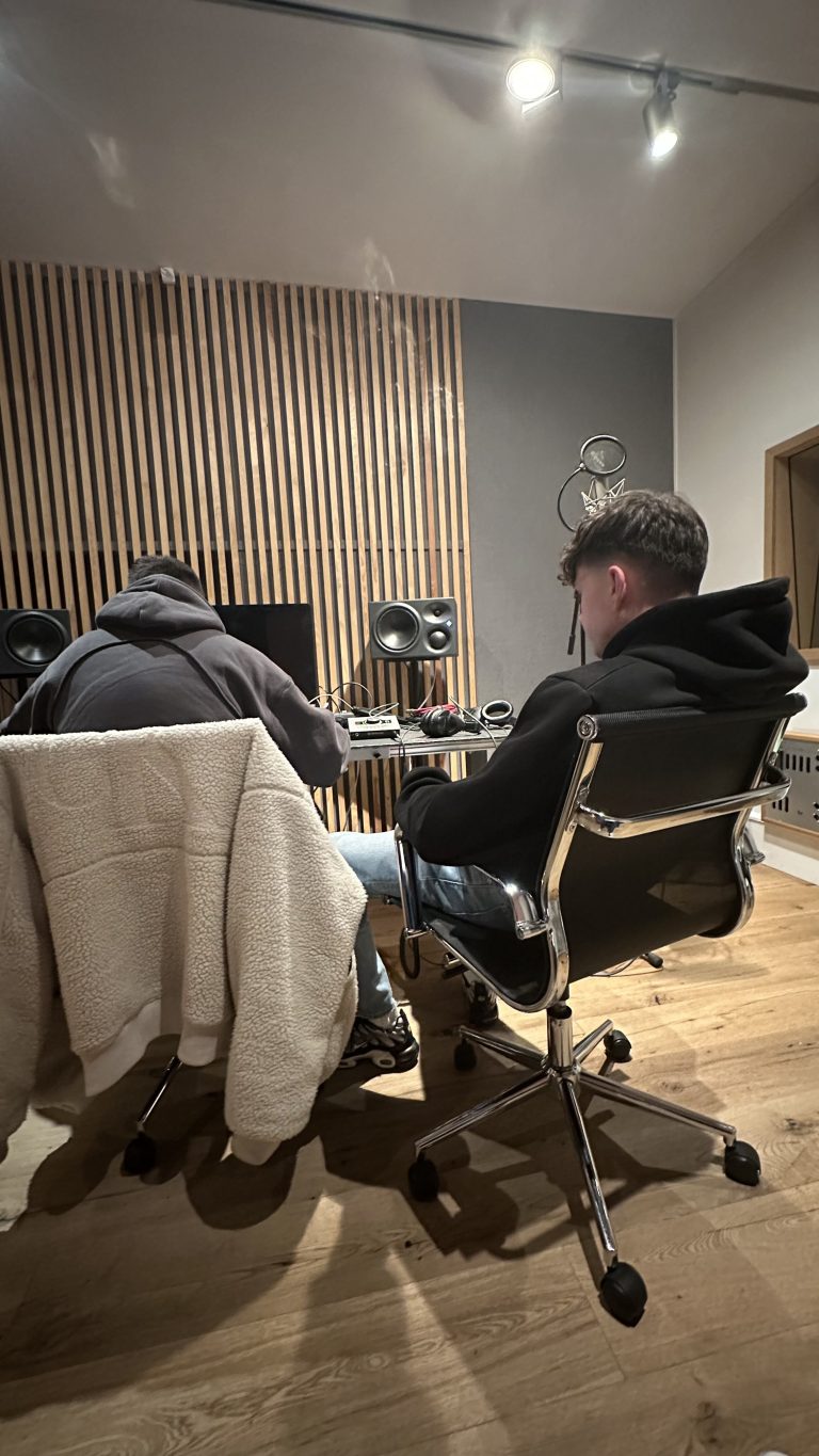 Drogu mit dem Produzenten Andreas. <span class="copyright">ZEITFANG/FABIAN KARNER</span>