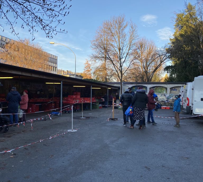 Auf dem Parkplatz des Kapuzinerklosters findet die Ausgabe statt. <span class="copyright">pem</span>