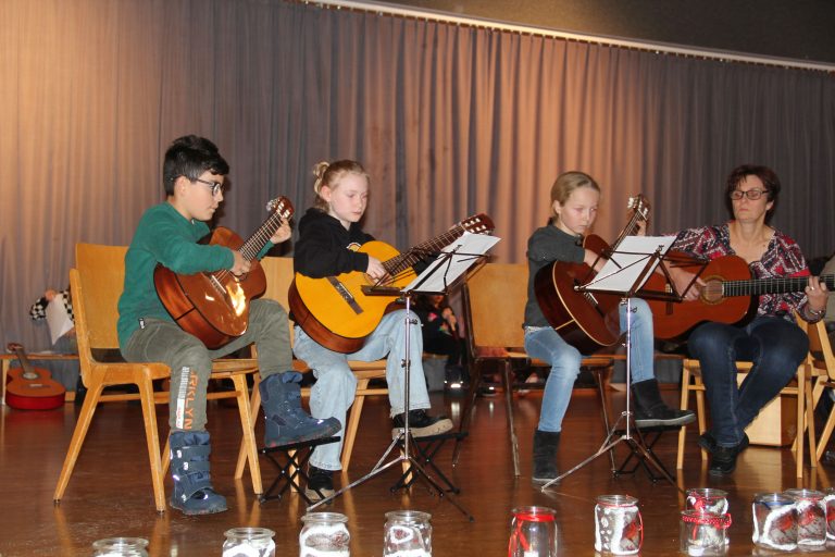 Das Musikschulkonzert brachte weihnachtliche Klänge in den Turnsaal der Mittelschule Innermontafon.