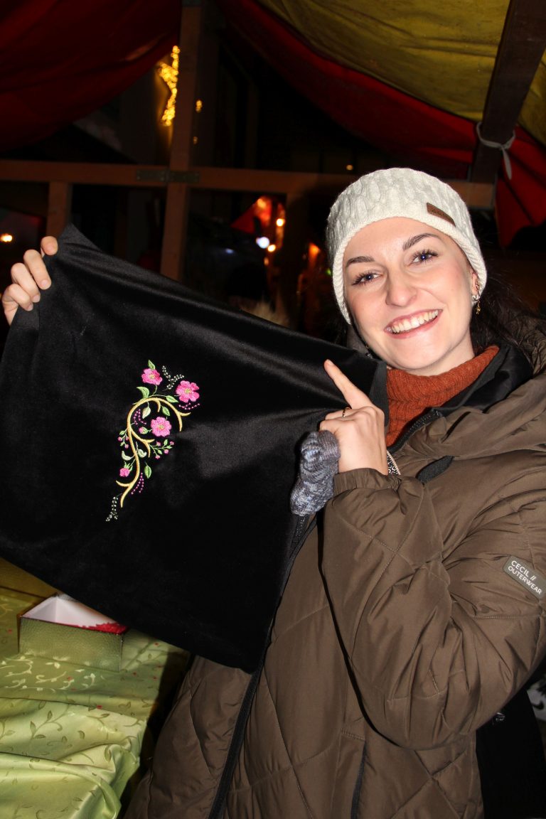 Johanna Fitsch zeigt stolz ihren Gewinn bei der großen Tombola.<br>