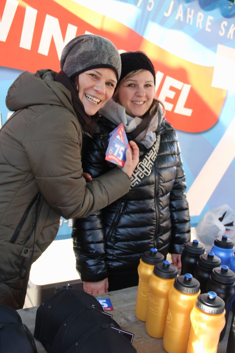 Stefanie Stemer und Magdalena Schuchter waren für den Skiclub im Einsatz.