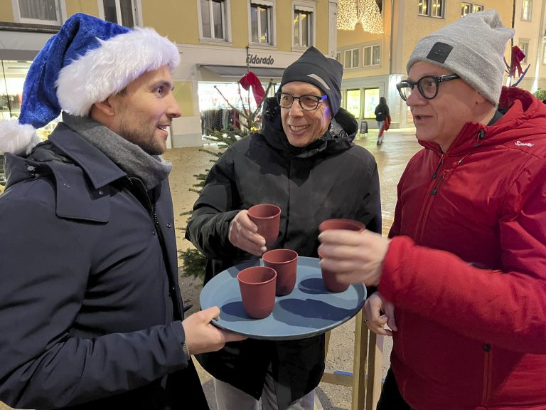 IV-Geschäftsführer Christian Zoll reichte Michael Rauth und Christoph Thoma heißen Jagertee.