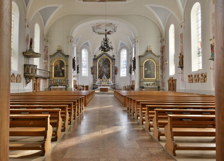 Imposant zeigt sich die Pfarrkirche innen mit Gemälden von Waldemar Kolmsperger. <span class="copyright">rufre@lenz-nenning.at</span>