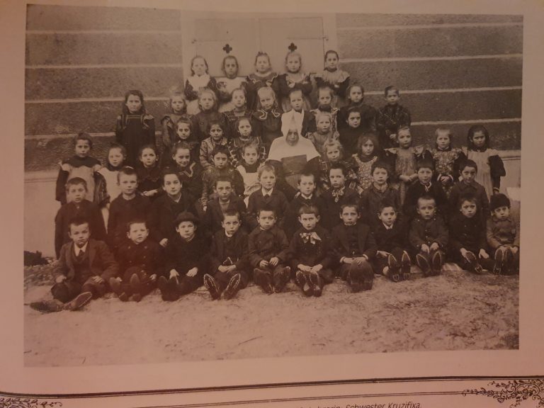 Die dritte Klasse 1906 (Jahrgang 1897/98) mit Lehrerin, Schwester Kruzifixa.