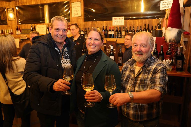 Bgm. Gert Wiesenegger mit Gattin Monika und Helmut Ebenhoch.