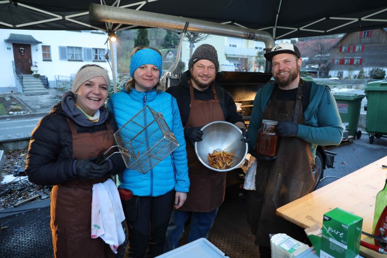 Barbara Summer, Angelika Büchel, Stefan Mayer und Daniel von „Steel Kitchen“.