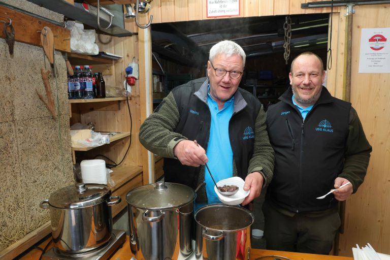 Sportschützen Heinz und Jürgen Ludescher beim Suppenausschank.