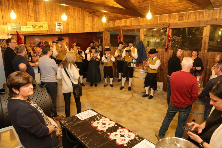 Im „wein:gut Bischof“ war viel Betrieb bei der Klauser Kellertour 2023.
