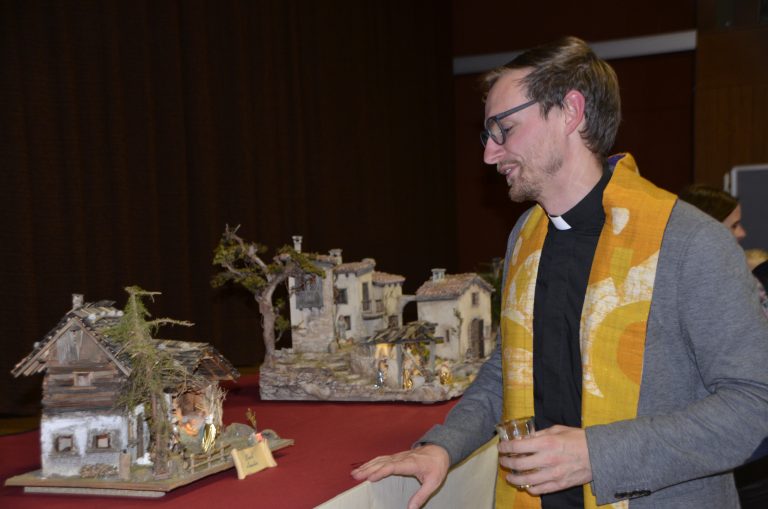 Pfarrer Matthias Bitsche segnete die Krippen.