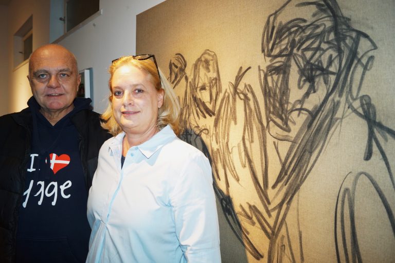 Künstler Hannes Widmann mit Barbara vor seinem Bild.