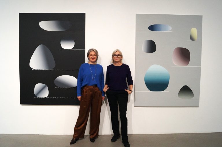 Künstlerin Gabi Mitterer und Vernissagerednerin Mirjam Steinbock. <span class="copyright">YAS/10</span>