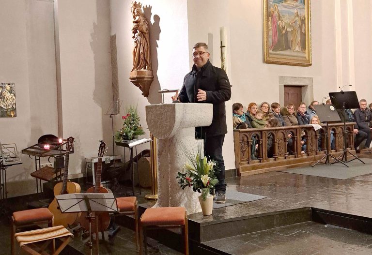 Pfarrer Duema freute sich über eine bis auf den letzten Platz gefüllte Kirche.