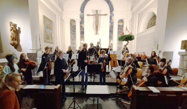 Das Streichorchester Sinfonietta wusste die Akustik des Kirchenschiffs bestens zu nutzen.