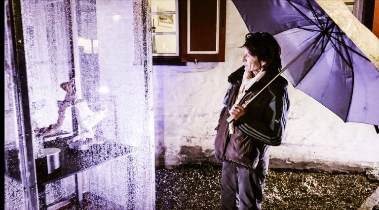 Kunst kennt kein schlechtes Wetter: Tina Windmüller - Installation, Freude am Tun.