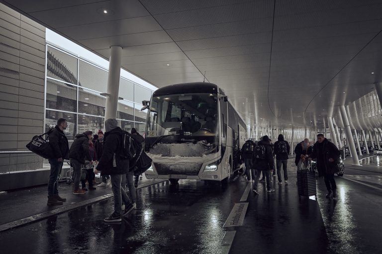 Ankunft des Teams auf dem Flughafen in Sandefjord. <span class="copyright">Raphael Sturm & Manuel Paul Fotografie</span>