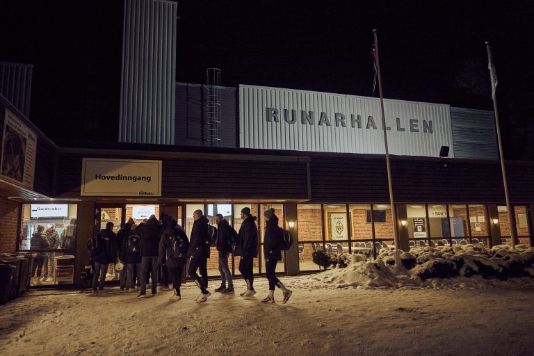 Die erste Kontaktaufnahme mit der Runarhallen. <span class="copyright">Raphael Sturm & Manuel Paul Fotografie</span>