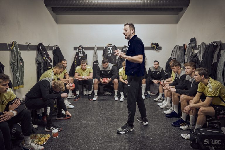 Marko Tanaskovic bei seiner Ansprache vor Spielbeginn. <span class="copyright">Raphael Sturm & Manuel Paul Fotografie</span>