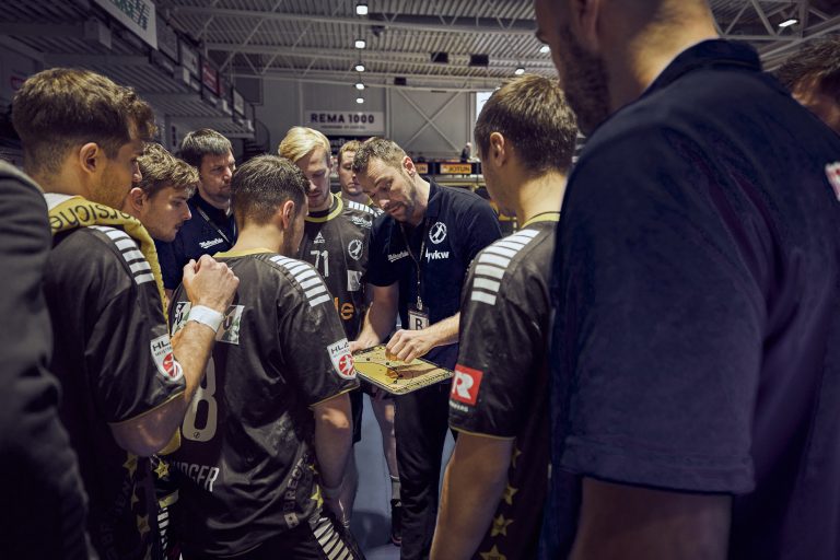 Letzte Auszeit von Coach Marko Tanaskovic. <span class="copyright">Raphael Sturm & Manuel Paul Fotografie</span>