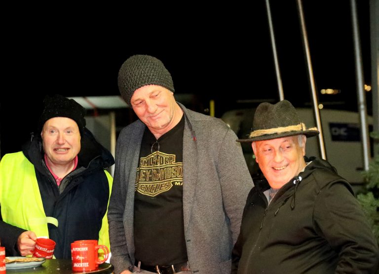 Peter Kühn (Mitte), der Leiter der Lebenshilfewerkstätte Ecopark Hörbranz, im angeregten Austausch am Feuerkorb.