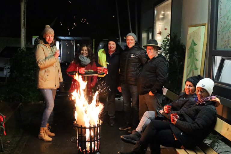 In geselliger Atmosphäre rund um den wärmenden Feuerkorb.