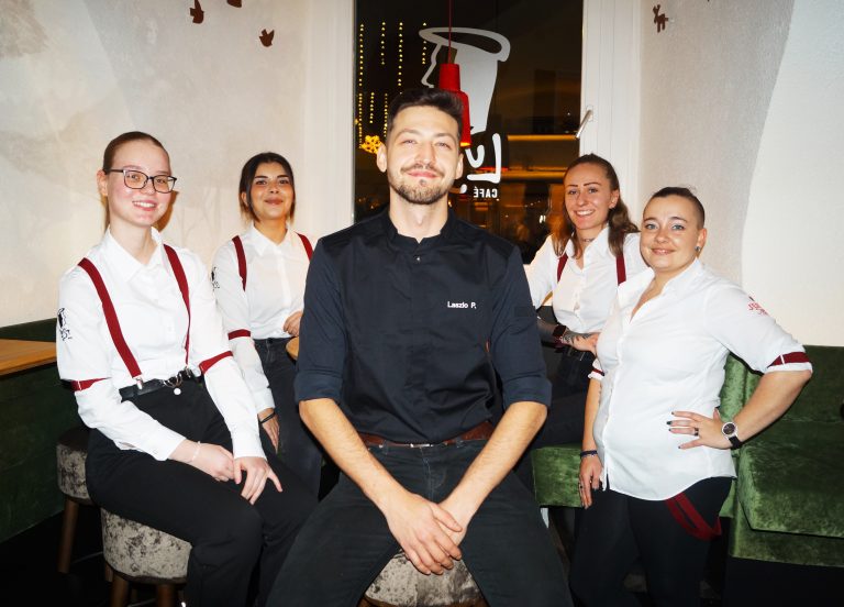 Leonie, Eve, Laszlo, Anna-Lena und Angela sind das junge Service-Team der LuSt Bar.