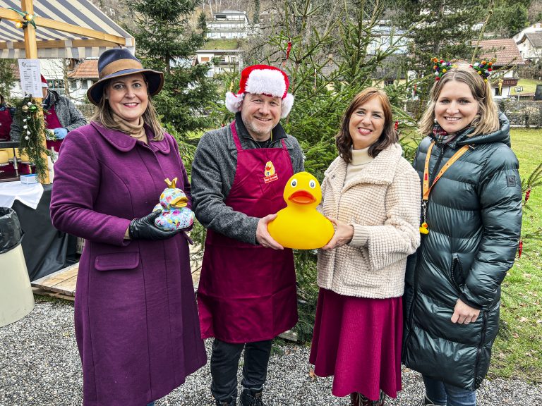 Luden zum traditionellen Benefizevent: Verena Burtscher, Bürgermeister Harald Witwer, Elisabeth Tschann und Antonia Herburger. <span class="copyright">Alle Fotos: Franc</span>