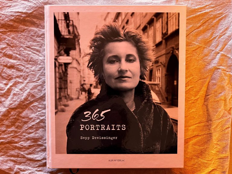 Der Feldkircher Sepp Dreissinger mit seinem neuen Bildband „365 Portraits". <span class="copyright"> Album Verlag</span>