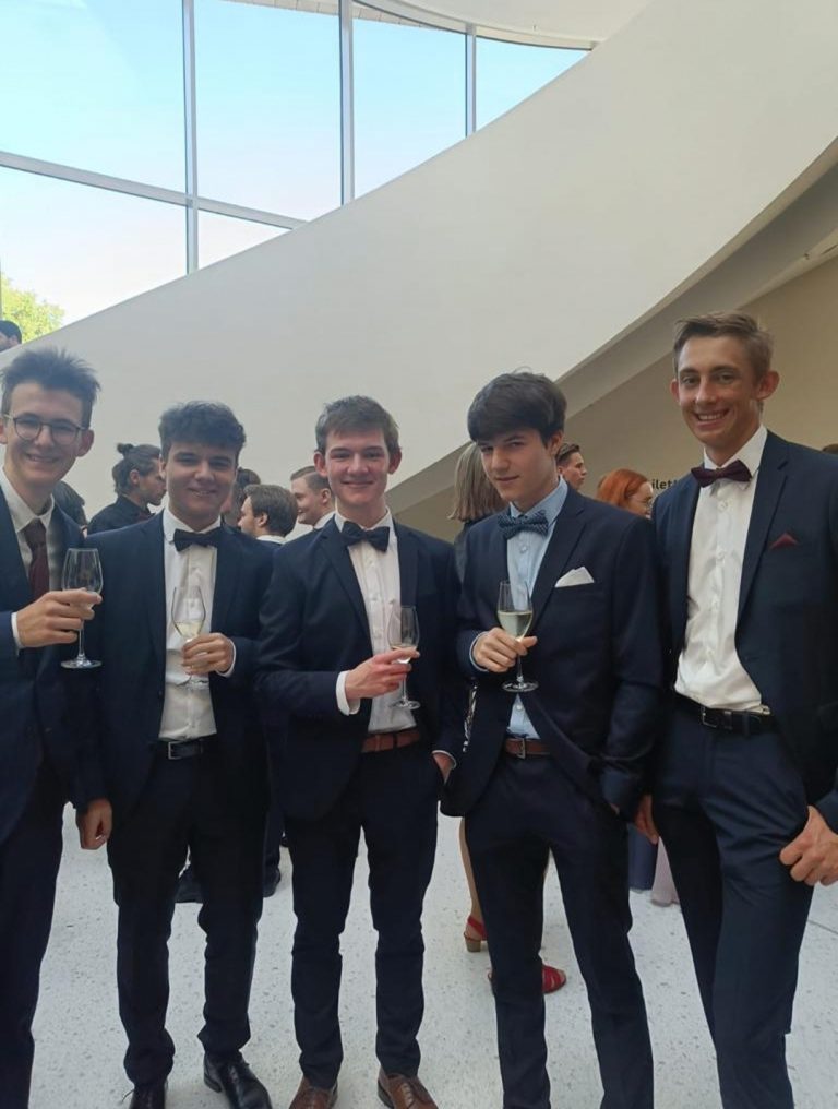 Raffael Hartmann mit seinen Freunden Carl, Jonas, Valentin und Marwin auf dem Maturaball. <span class="copyright">Hartmann</span>