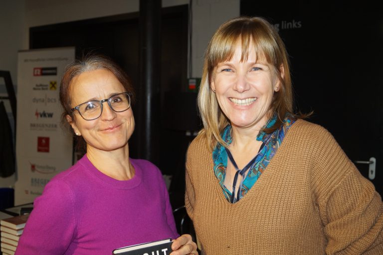 Michaela Anwander und Susanne Linder sind begeisterte Leserinnen.
