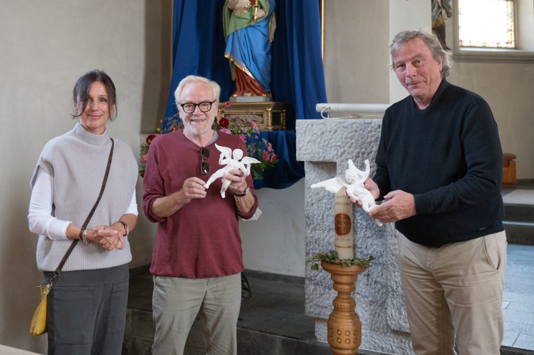 Museumsleiterin Bernadette Rüscher und Walter Lingg präsentierten stolz die Barockengel von Tone Fink (Mitte).