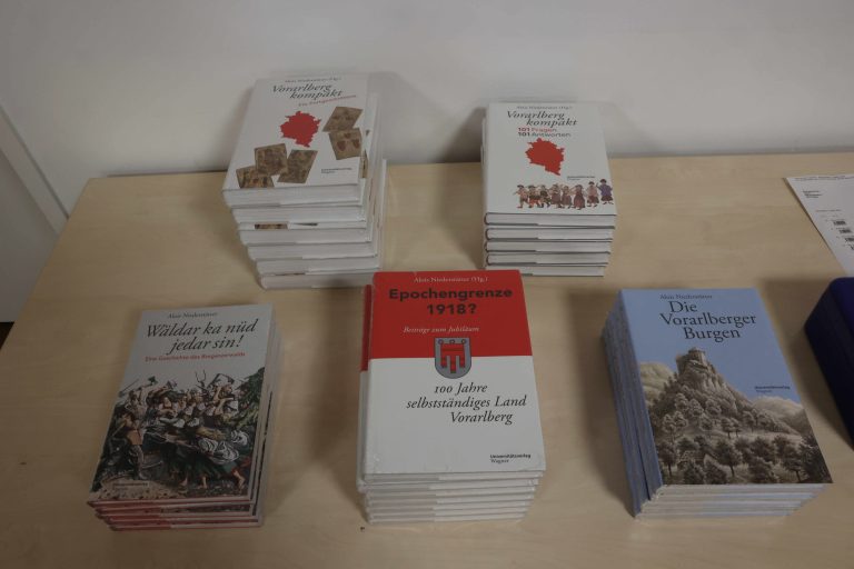 Eine Auswahl der von Niederstätter verfassten Bücher bot die Buchhandlung Brunner an.