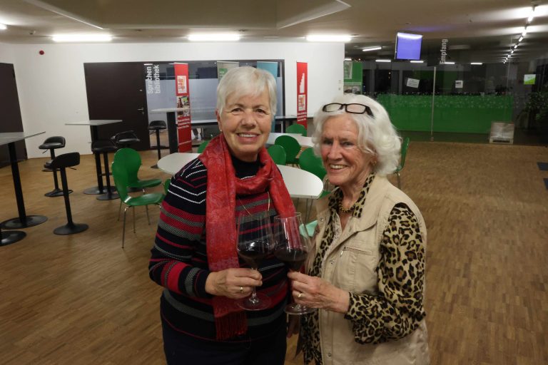 Rosmarie Vonbank und Künstlerin Sigrid Fend.