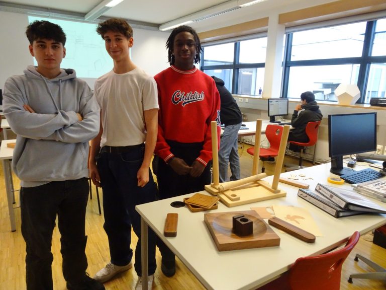 Sinan Pilz, Julian Prugg und Bobby Otabar standen den Interessierten im CNC-Raum zur Verfügung und gaben einen Einblick in ihren Alltag als Tischlerlehrlinge. <span class="copyright">cth</span>