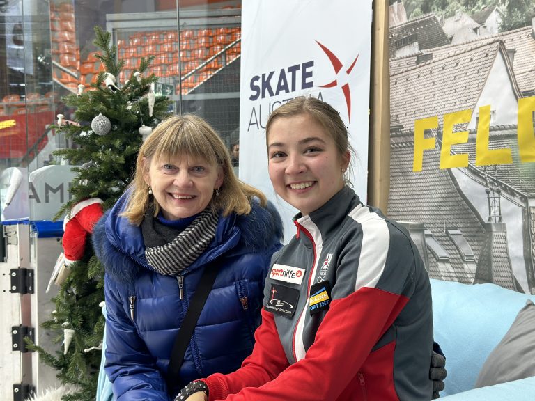 Trainerin Elena Romanova und Olga Mikutina.