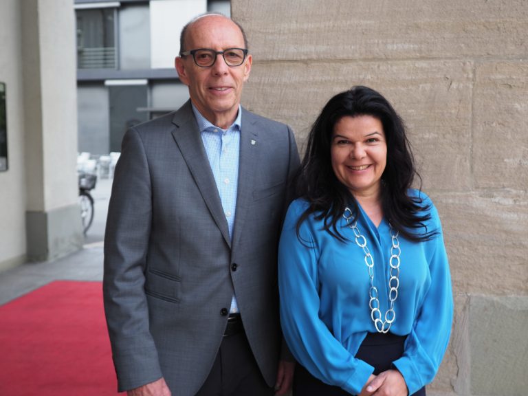 Die Bregenzer Vizebürgermeisterin Sandra Schoch (r.) steht vor der Herausforderung, die hohen Investitionen zu rechtfertigen, während Stadtrat Michael Rauth (l.) von der ÖVP die Ausgabenpläne scharf kritisiert und auf eine effizientere Mittelverwendung drängt. <span class="copyright">SIE</span>