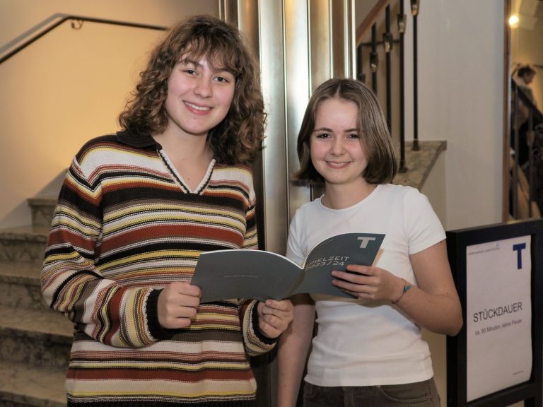 Theaterbegeistert: Paula Futscher und Hanna Dünser (Theaterclub).