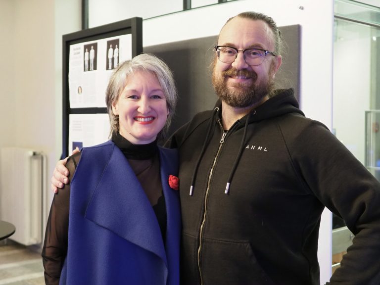Mirjam Steinbock (IG Kultur) und Musiker Florian Koller.