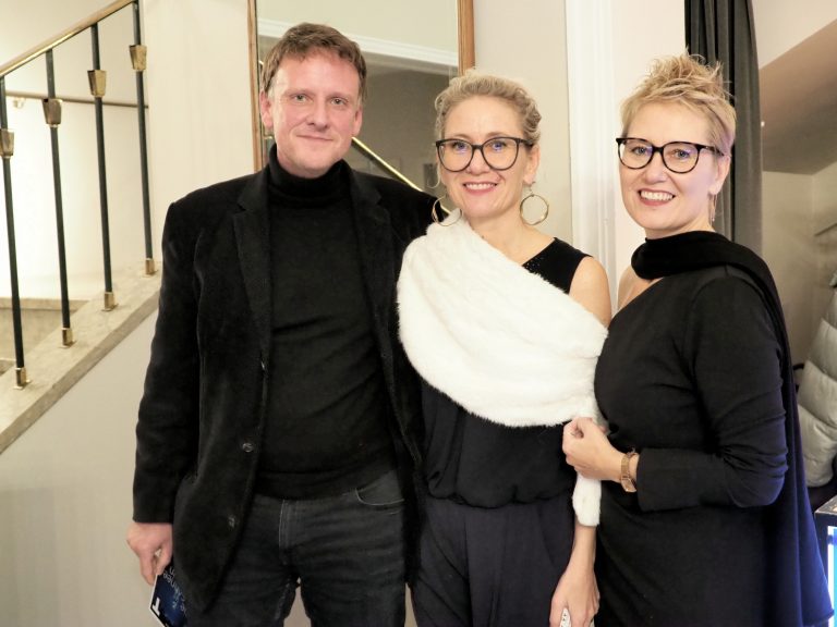 Regisseurin Birgit Schreyer Duarte (Mitte), Dramaturgin Annette Schreyer mit Benno Stieber.