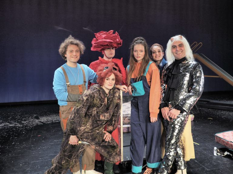 Die Schauspieler Roman Mucha, Nurettin Kalfa, Rebecca Hammermüller, Maria Lisa Huber, Suat Ünaldi und Celine Rhiannon Moos ernteten bei der Premiere viel Applaus. SIE